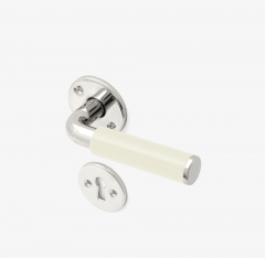 Funkistrycke-Byggfabriken-benvit-slat-knopp-rosett-nyckelskylt-550-203-b5a1.jpg