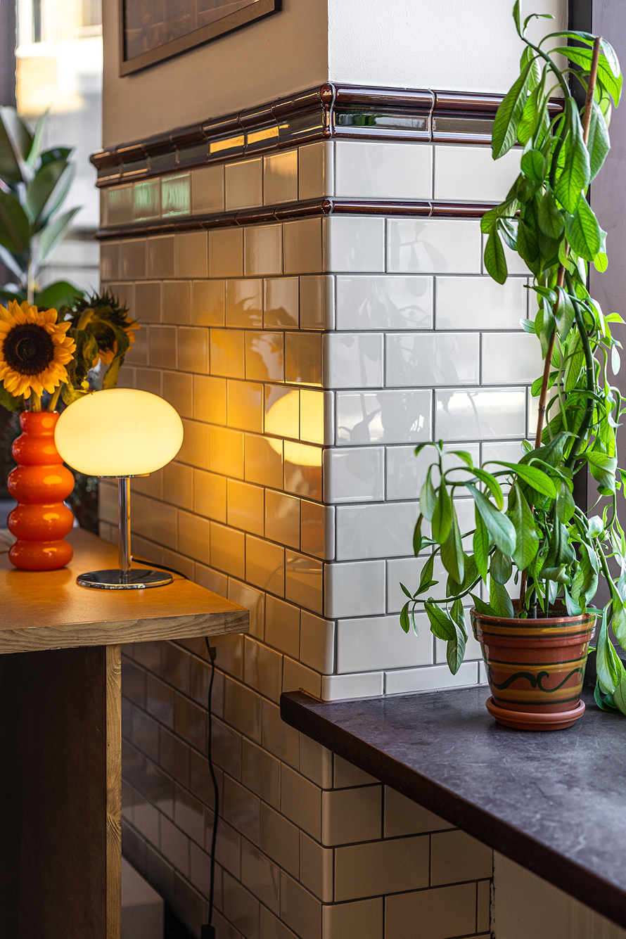 Kaklad vägg med vägglampa Zwickau i Mossgrå.
