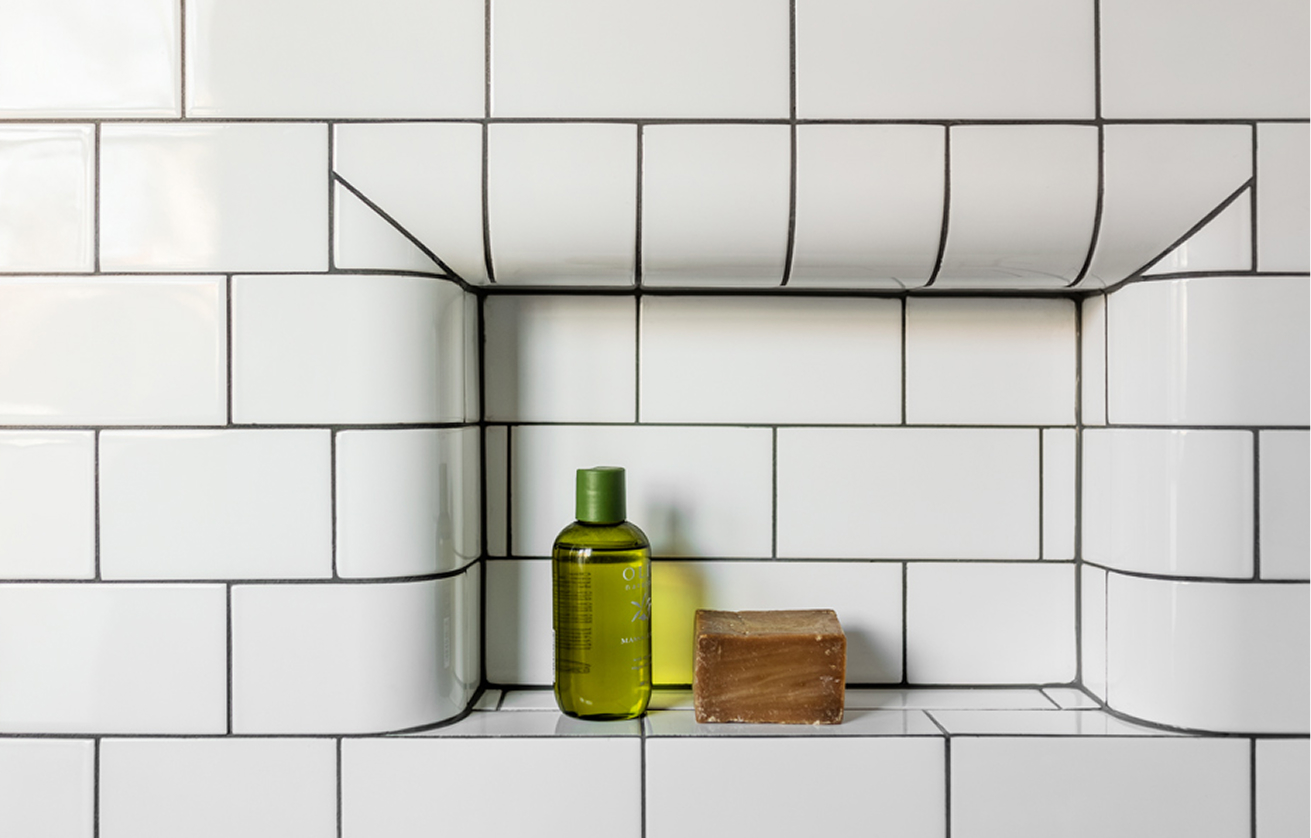 Ritningshj&auml;lp badrum - Vitt kakel