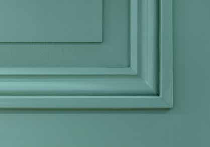 Dörr målad med ljusgrå linoljefärg försedd med Trycke Pärlrand i förnicklad mässing.