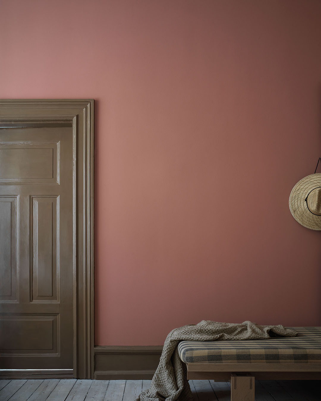 Rum målat med väggfärg i kulören Bauhausröd och snickerier i kulören Torv, från Auro.