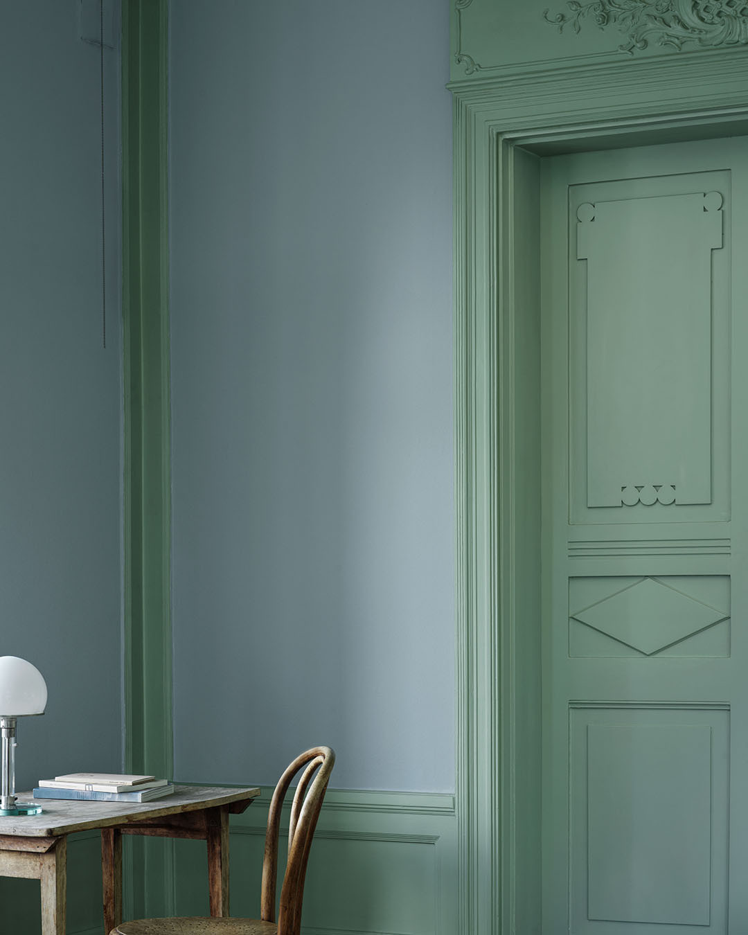 Rum målat med väggfärg i kulören Mildblå och snickerier i kulören Tall, från Auro.