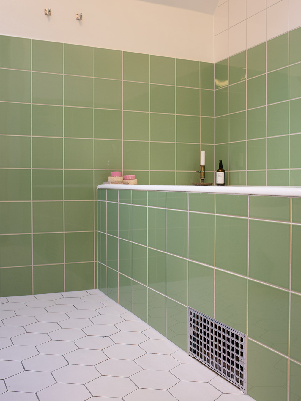 Badrum i funkisstil med gröna Filed Tiles i kulören Palm green.