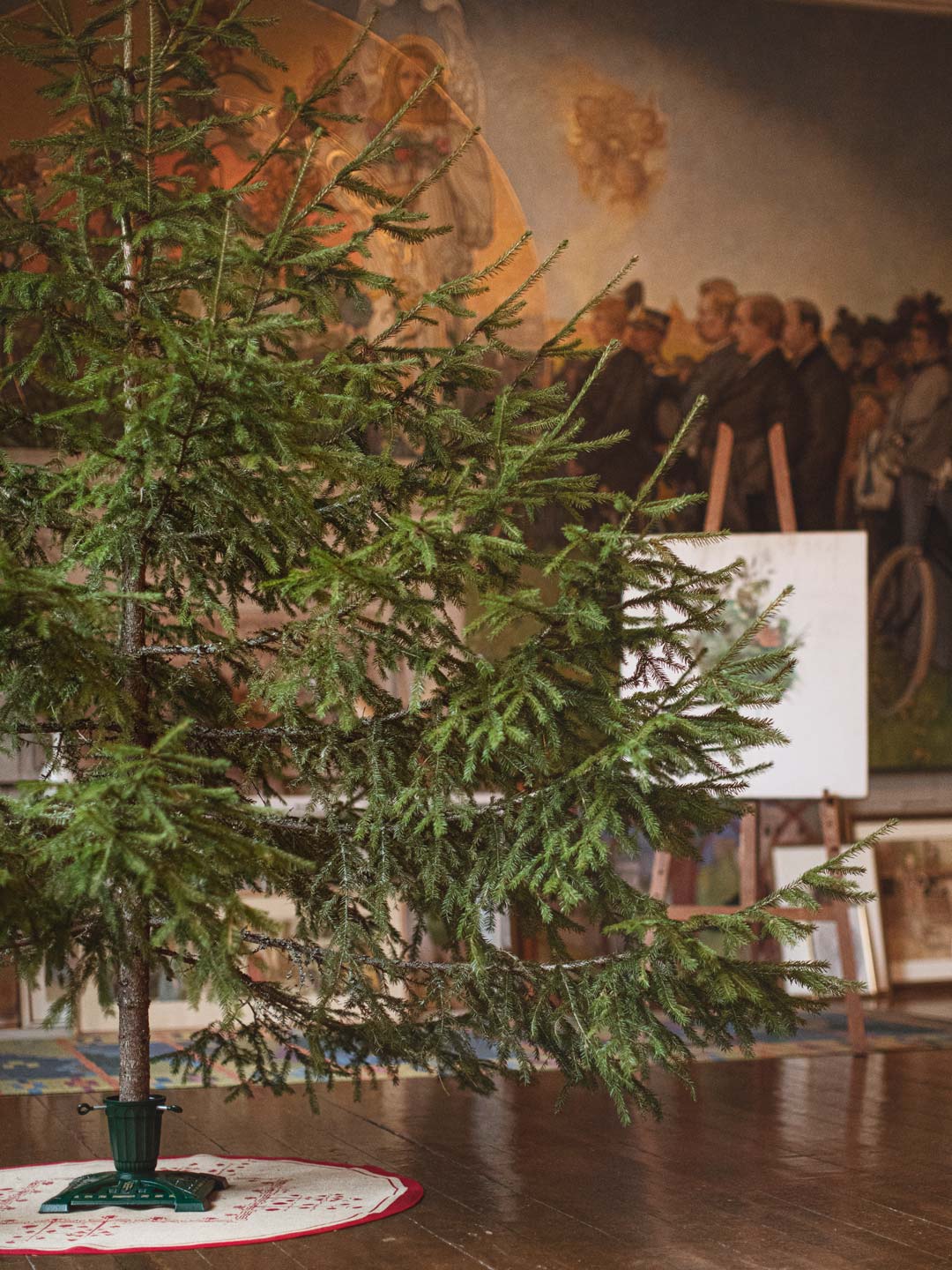 Julgran i grön julfransfot från Byggfabriken, framtagen i samarbete med Carl Larsson.