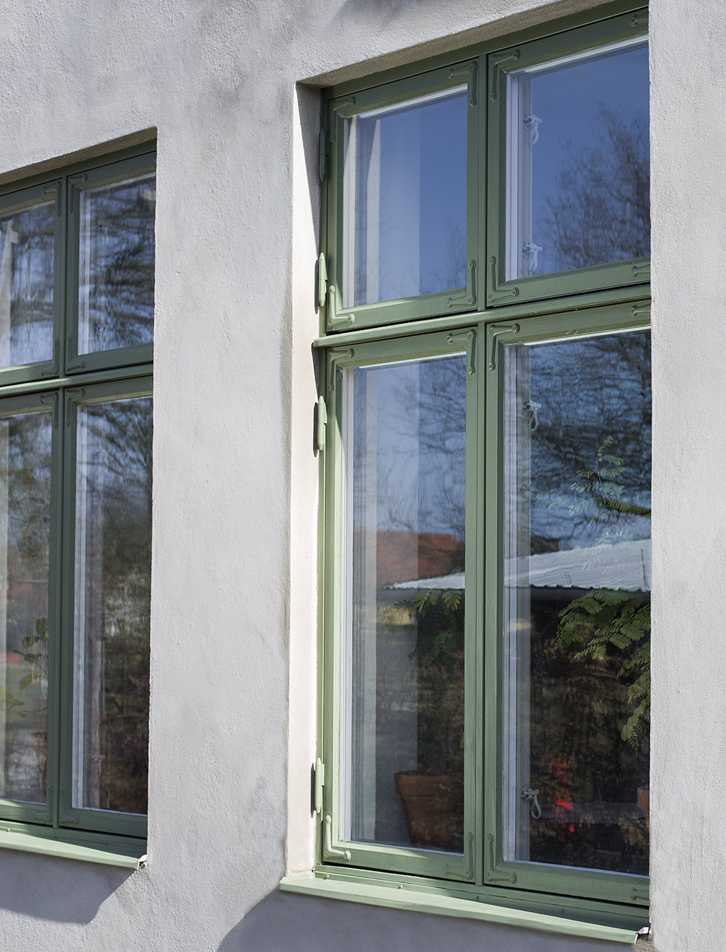 Fönster målade med linoljefärg i Byggfabrikens egen kulör Degebergagrön.