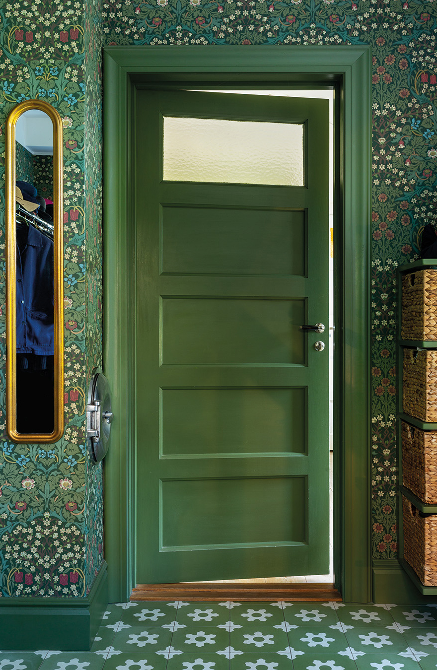 Innerdörr med fem horisontellt liggande speglar målad med linoljefärg i kulören Överdsgrön. 