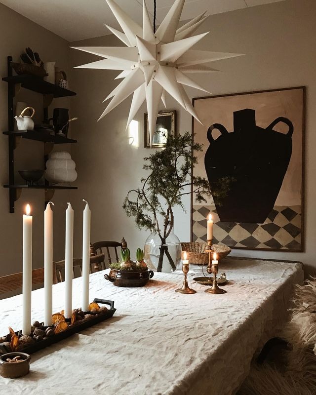 Vit herrnhuterstjärna över ett dukat matbord