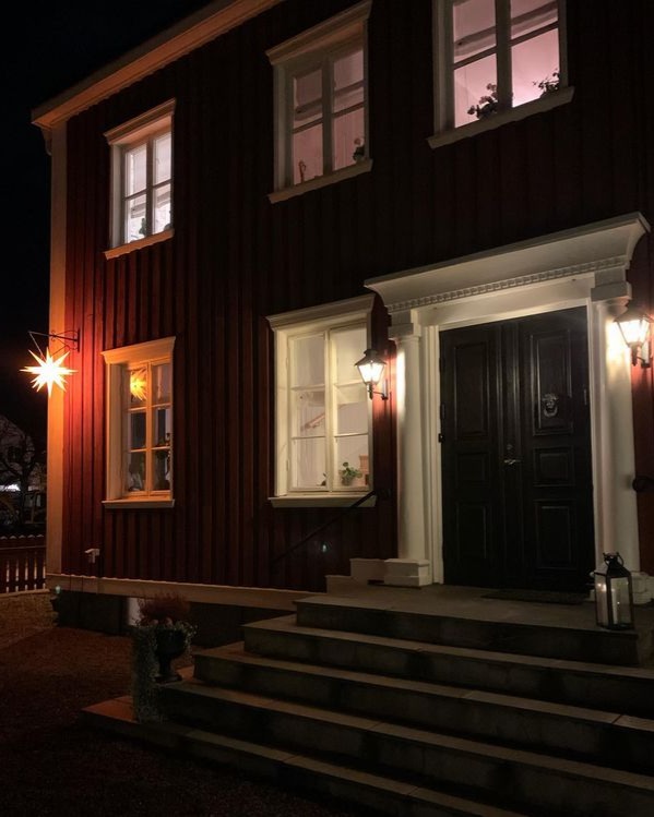 Tänd herrnhuterstjärna vid en entré en vinterkväll