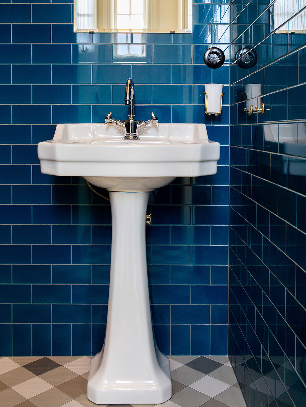 Toalett med tvättställ och kakel i kulör Baroque blue.