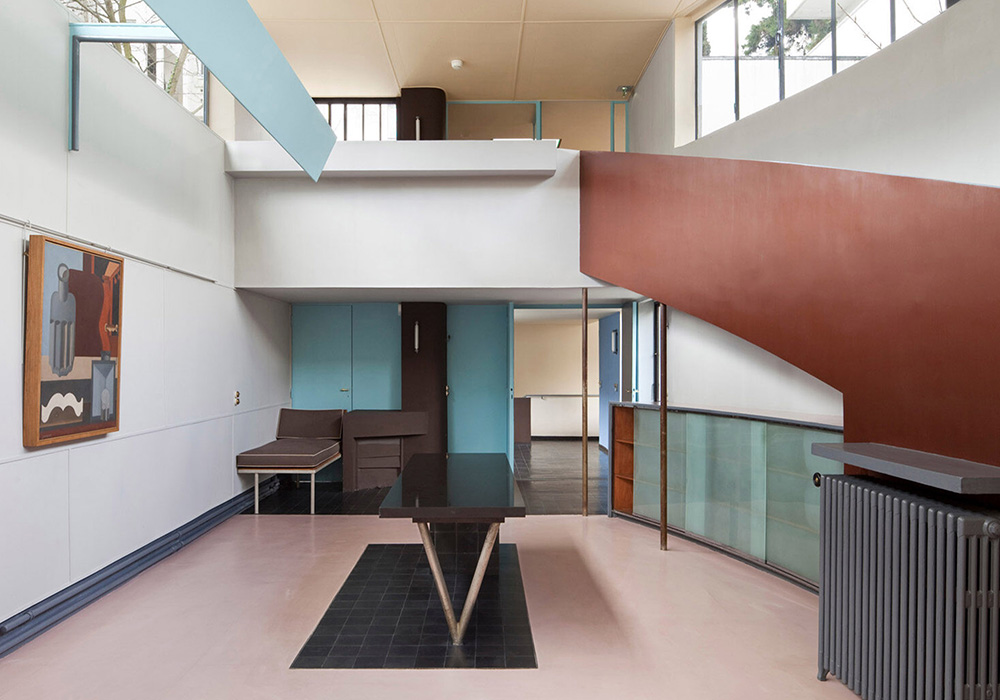 Entreplan i ett hus designat av Le Corbusier med en rikedom av kulörer och kombinationer som förstärker arkitekturens detaljer.