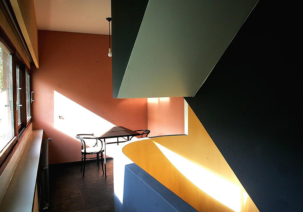 Rum i hus designat av Le Corbusier med en rikedom av kulörer och kombinationer som förstärker arkitekturens detaljer.