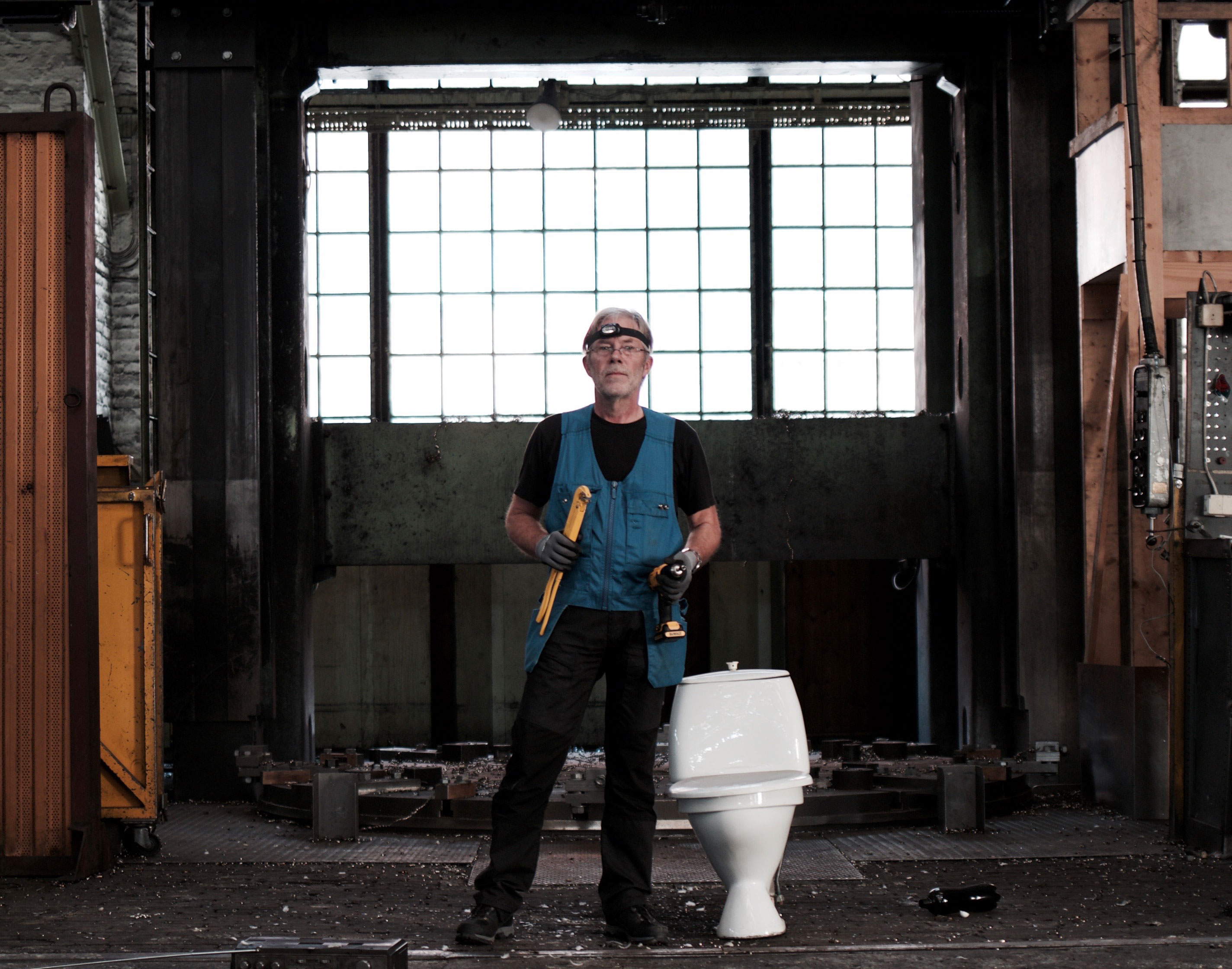 Lennart står med verktyg i händerna och en toalettstol inne på Kockums