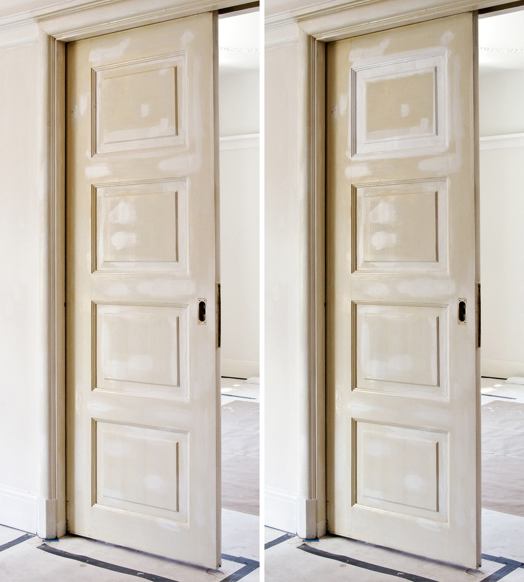 Två spegeldörrar som har börjat målas vita. Steg 1 och 2.