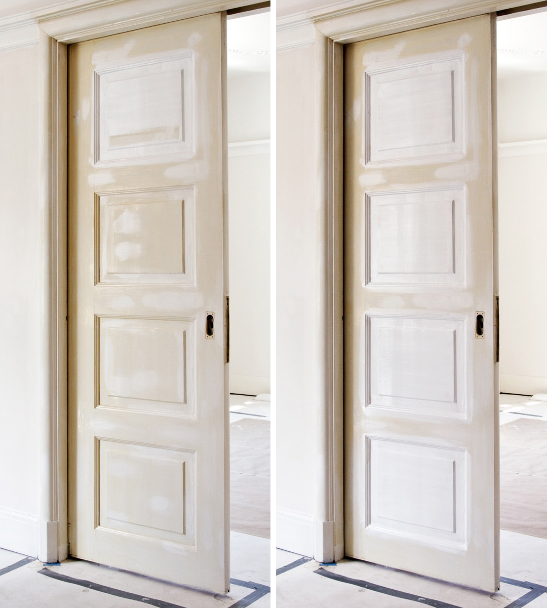 Två spegeldörrar som börjat målas vita, steg 3 och 4.