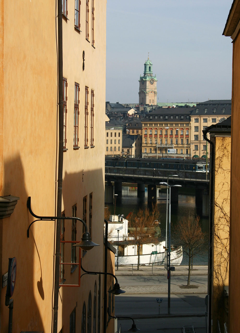 Ljusgul fasad med träfönster i originalstil målade med linoljefärg.