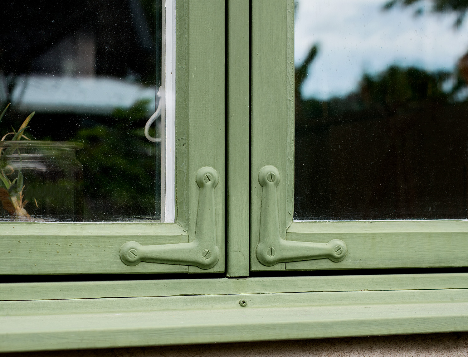 Fönster målat med linoljefärg i kulören Degebergagrön.