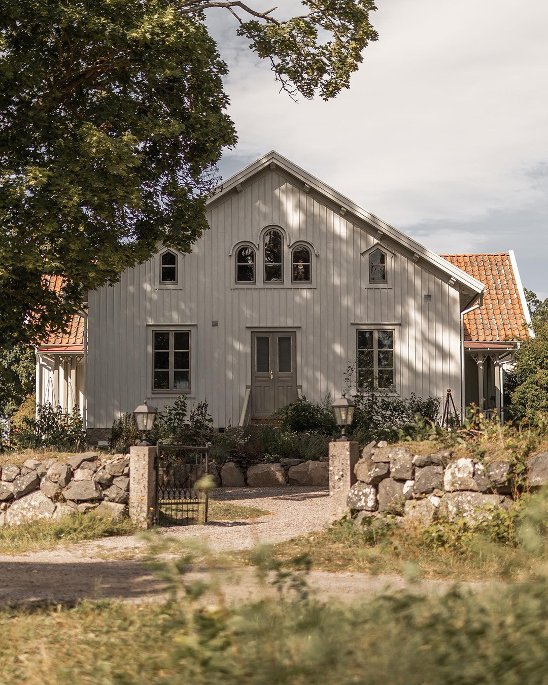 Trähus med fasad målad med linoljefärg.