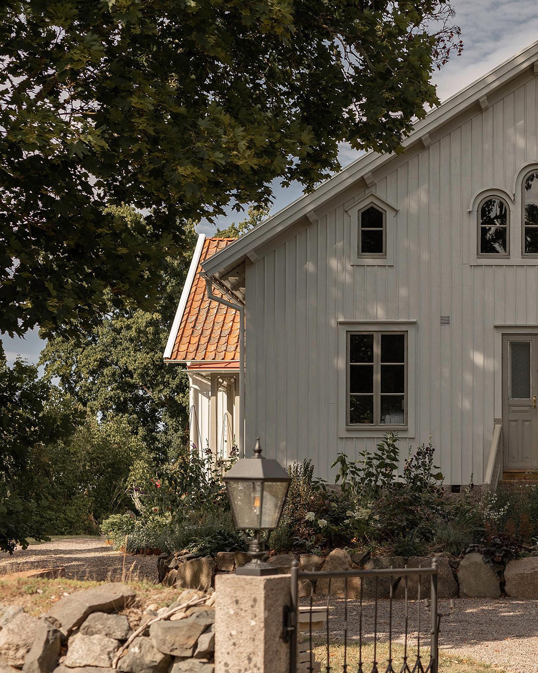 Trähus med gråmålad fasad. Målat med linoljefärg.