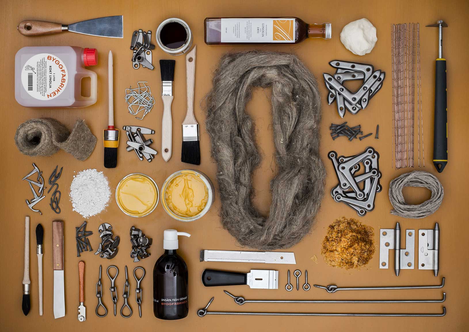 Material och verktyg för fönsterrenovering.