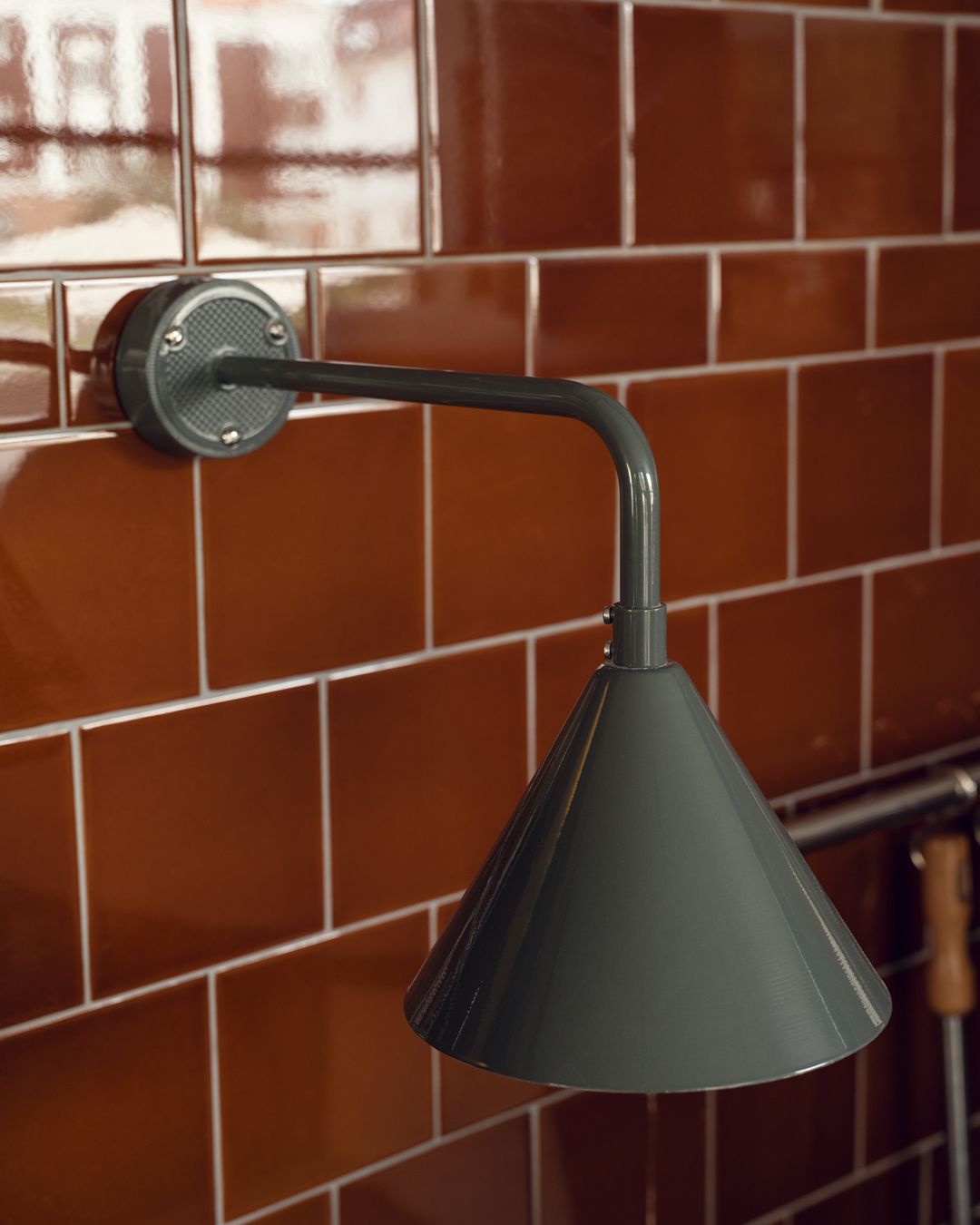 Kaklad vägg med vägglampa Zwickau i Mossgrå.